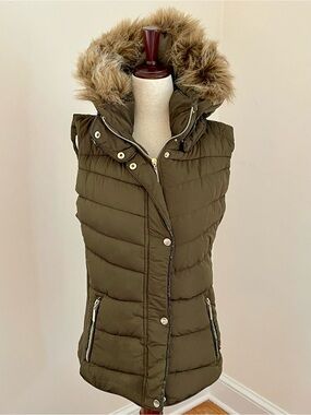 Royalty For Me Olive Green Puffer Vest Faux Fur Hood Medium